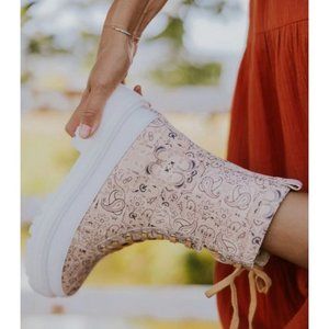 Free People Feels Good To Be Lost Lug Sole Hiker Boots in Peach NIB